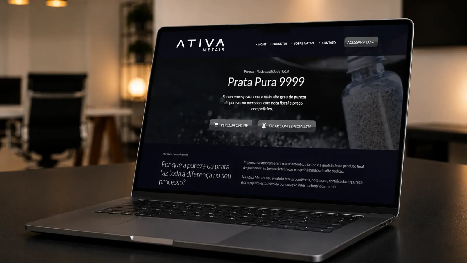 Notebook com a página inicial do site da Ativa Metais