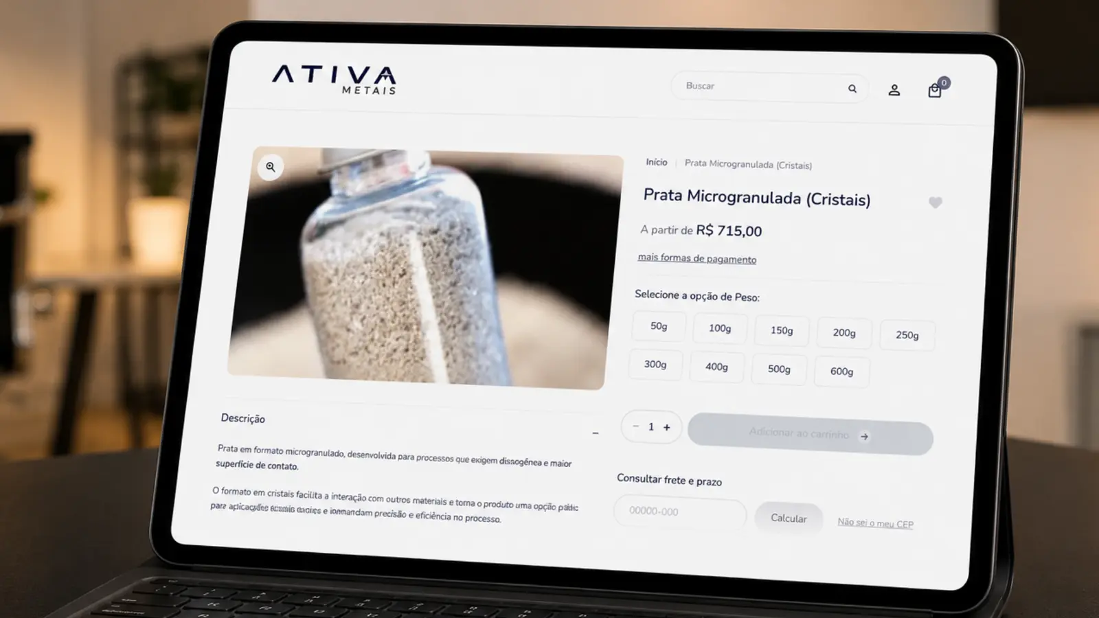 Tablete com a página de produto da loja virtual da Ativa Metais, com preço atualizado