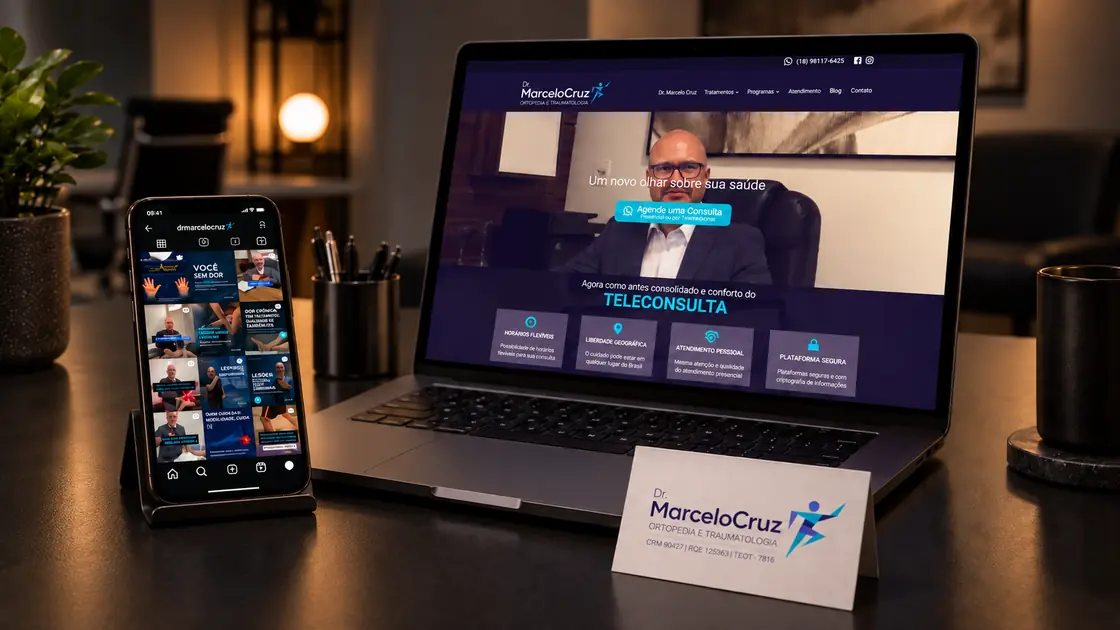 Notebook com o site do Dr. Marcelo Cruz, celular com o perfil dele no Instagram e cartão com a marca, sobre a mesa do consultório