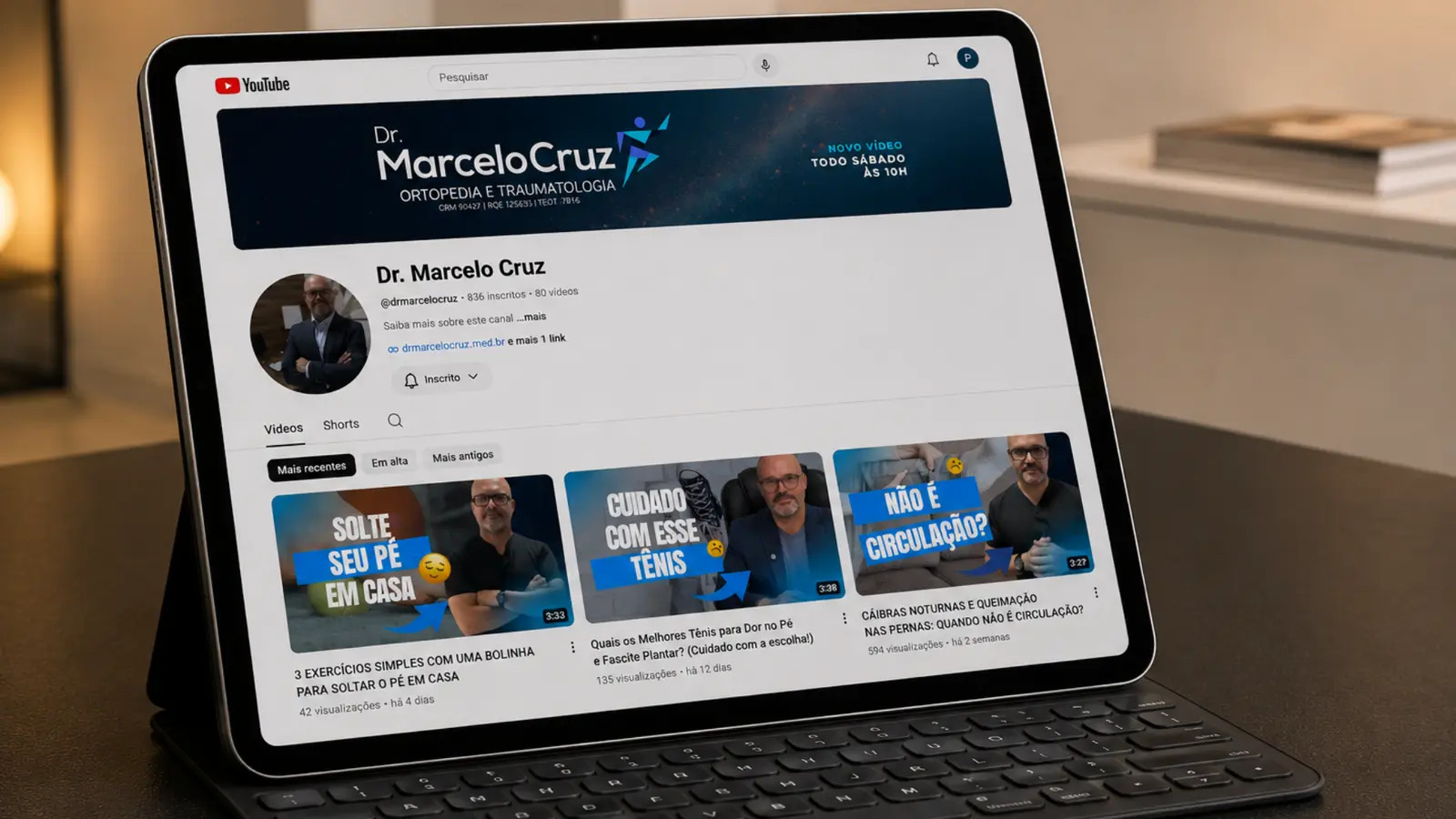 Tablete com o canal do Dr. Marcelo Cruz no YouTube